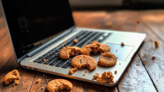 Cookies rotas sobre un teclado de ordenador que simbolizan el fin de las cookies en internet