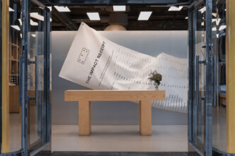 Campaña de Asket instalada en una tienda que muestra el ticket del impacto en la compra de una prenda
