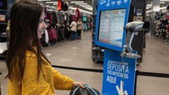 Clienta de Decathlon pasando sus productos por la caja automática