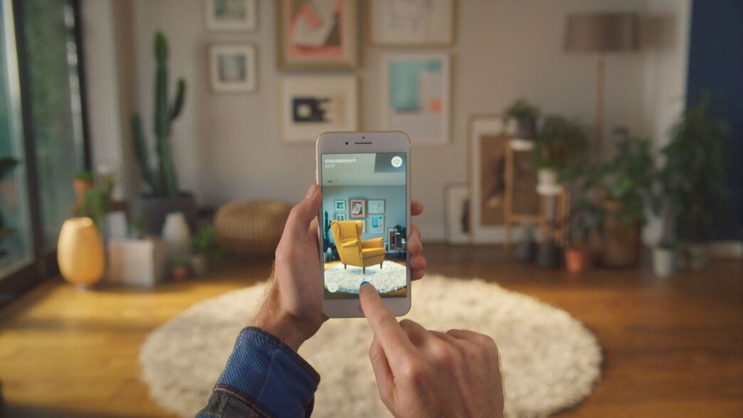 Ikea Place, una de las primeras apps de realidad virtual en retail, permite ver cómo quedan los muebles en la estancia que el usuario desee