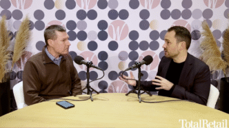 Kelly Pedersen, a la derecha, en una entrevista de Total Retail.