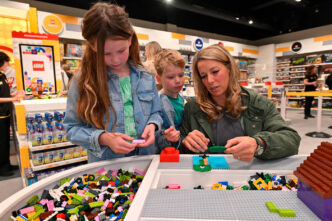 Familia jugando en una tienda Lego