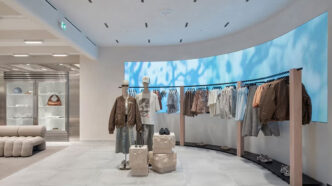 Interior de la tienda de Pull&Bear en Oxford Street en Londres