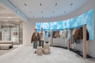 Interior de la tienda de Pull&Bear en Oxford Street en Londres