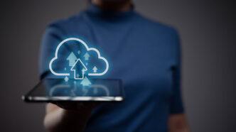 Una mujer sosteniendo una tablet de la que sale una nube que simula el retail cloud