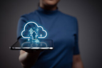 Una mujer sosteniendo una tablet de la que sale una nube que simula el retail cloud