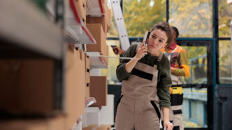 Chica joven trabajando en una empresa de logística
