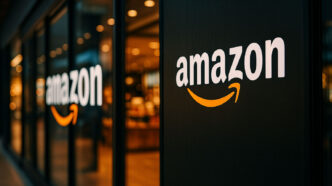 Escaparate con logos de Amazon