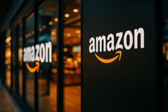 Escaparate con logos de Amazon