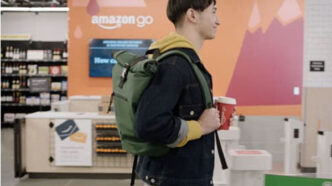 Chico saliendo de una tienda de Amazon Go