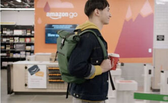 Chico saliendo de una tienda de Amazon Go