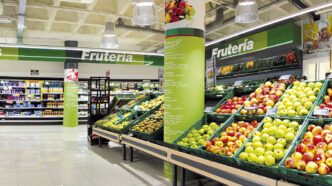 Espacio de frutería de supermercados Coviran