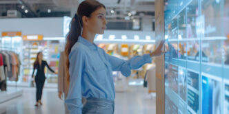 Chica frente a una pantalla en una tienda