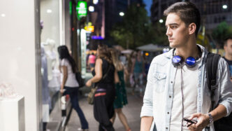 Joven de la generación Z mirando a un escaparate de una tienda