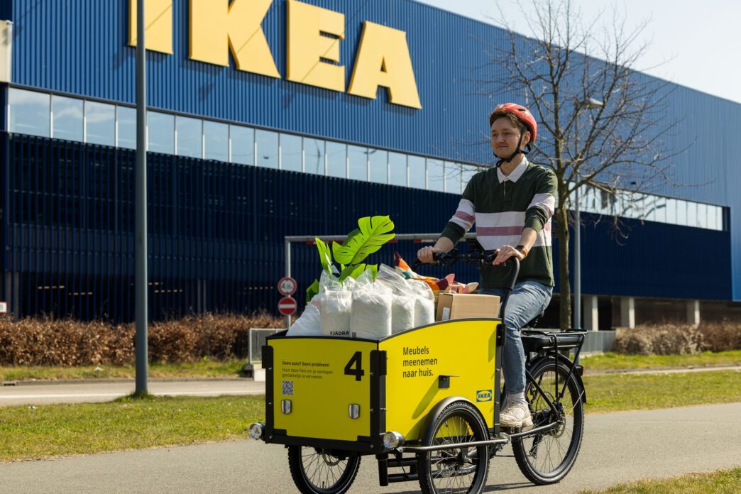 Cliente de Ikea llevando su compra en una bici de la compañía