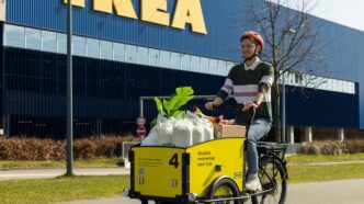 Cliente de Ikea llevando su compra en una bici de la compañía