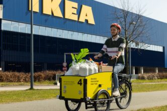 Cliente de Ikea llevando su compra en una bici de la compañía