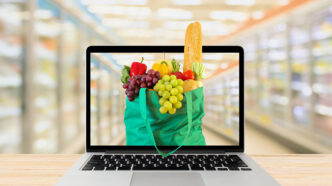 Cesta de alimentación saliendo de la pantalla del ordenador