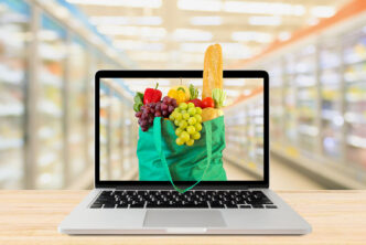 Cesta de alimentación saliendo de la pantalla del ordenador