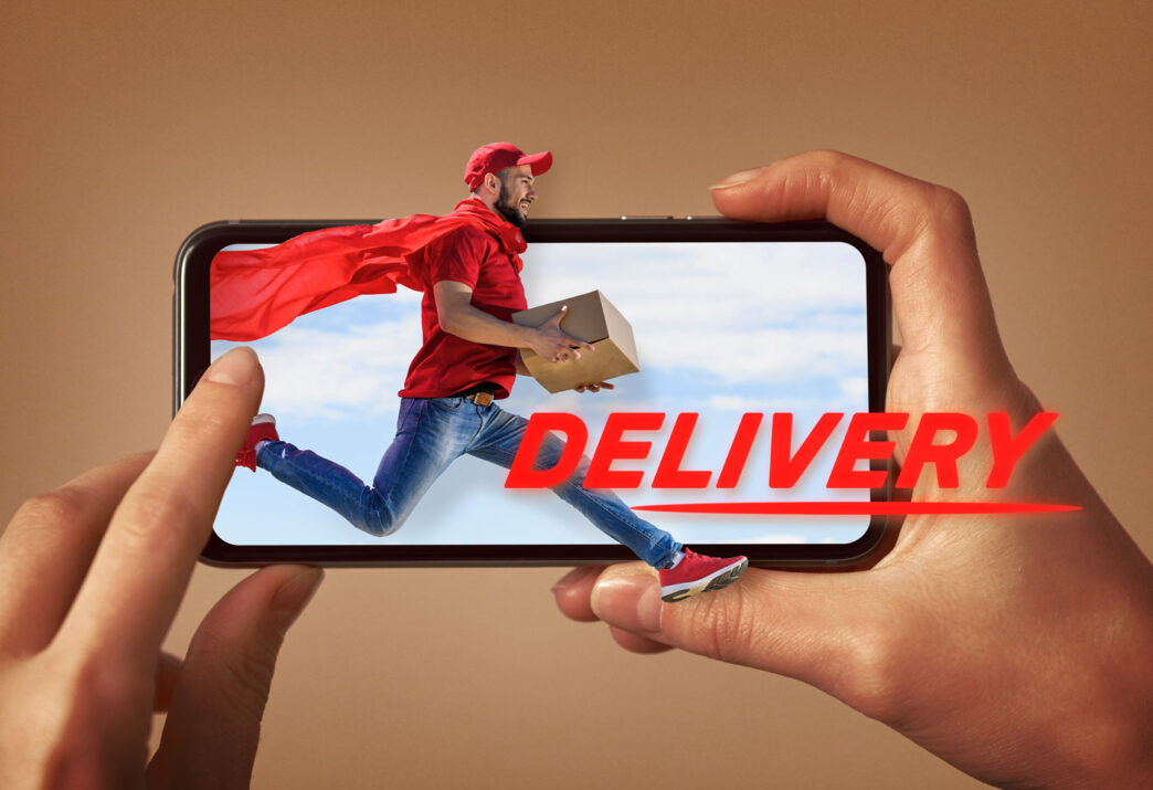 Imagen de un repartidor con la capa de superman saliendo de un teléfono