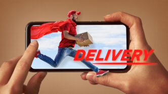 Imagen de un repartidor con la capa de superman saliendo de un teléfono