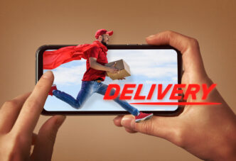 Imagen de un repartidor con la capa de superman saliendo de un teléfono