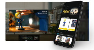 Televisión con imagen de una serie de Amazon y un móvil con la app de Amazon donde poder comprar el producto que aparece en la serie