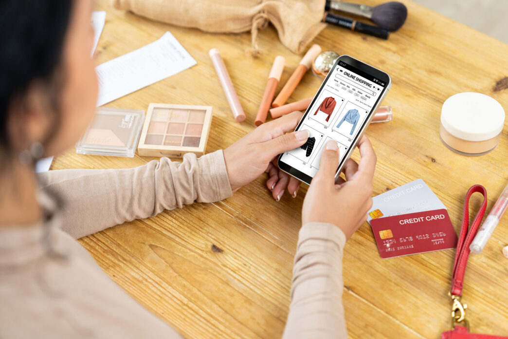 Mujer comprando desde su aplicación de redes sociales
