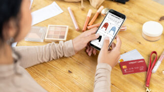 Mujer comprando desde su aplicación de redes sociales