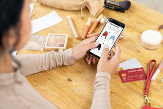 Mujer comprando desde su aplicación de redes sociales