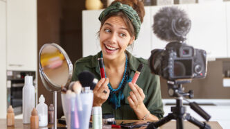 Chica influencer grabando un vídeo sobre productos de belleza