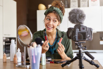 Chica influencer grabando un vídeo sobre productos de belleza