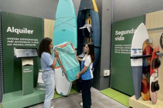 Decathlon ha activado un servicio de alquiler de equipos acuáticos. DECATHLON