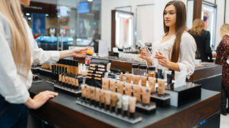 Chica en tienda de cosmética