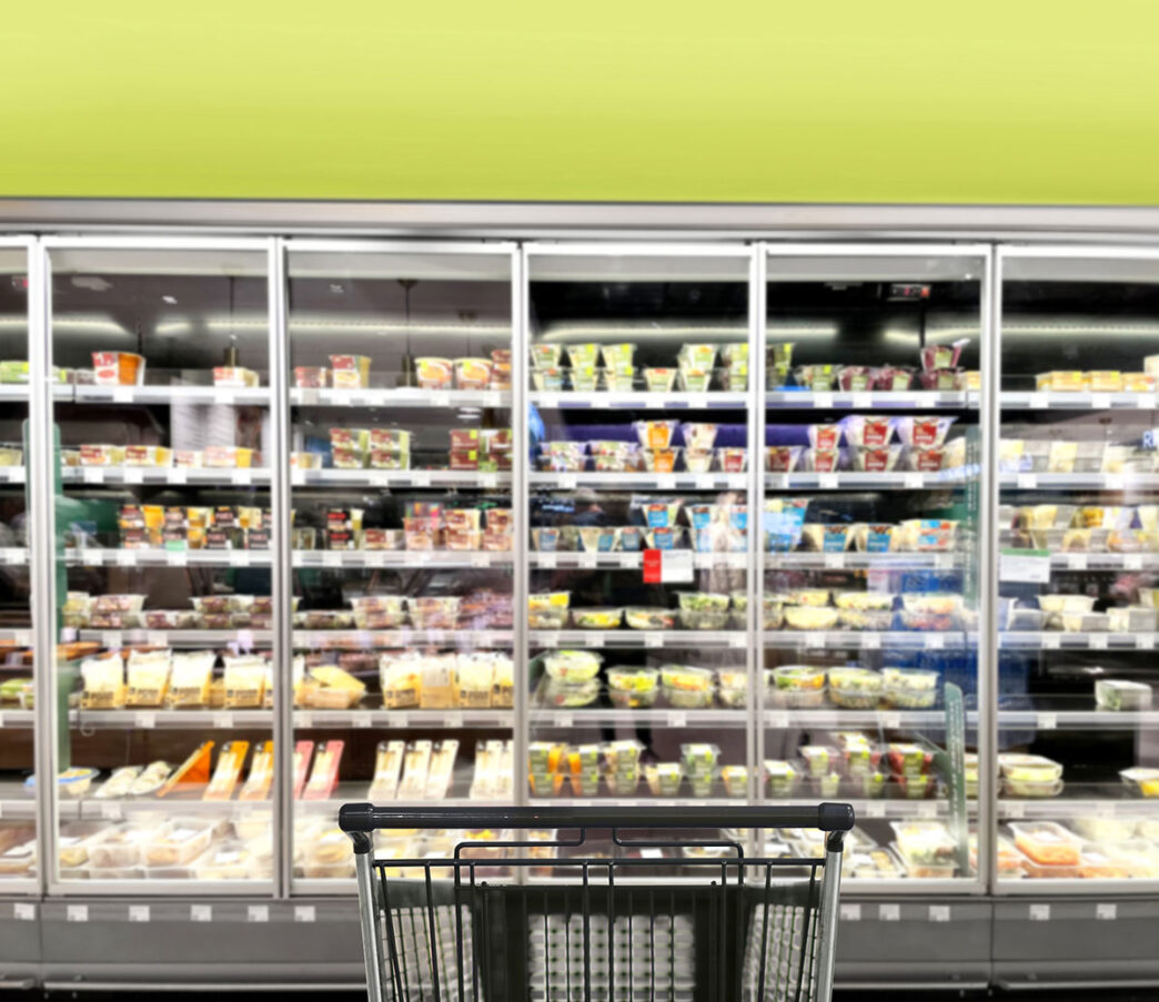 Estante de un supermercado con comida precocinada