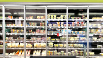 Estante de un supermercado con comida precocinada