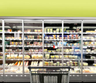 Estante de un supermercado con comida precocinada