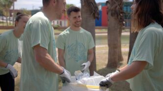 Jóvenes participando en las Jornadas de Voluntariado Ambiental en España organizadas por Decathlon