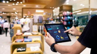 Personal de tienda revisando una tablet