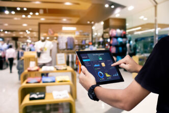 Personal de tienda revisando una tablet