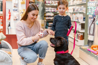Madre con un niño y su perro en una tienda de artículos para las mascotas