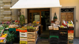 Puesto de frutas y verduras montado en una calle de un barrio