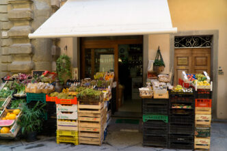 Puesto de frutas y verduras montado en una calle de un barrio