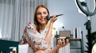Influencer del mundo de la belleza grabando un vídeo