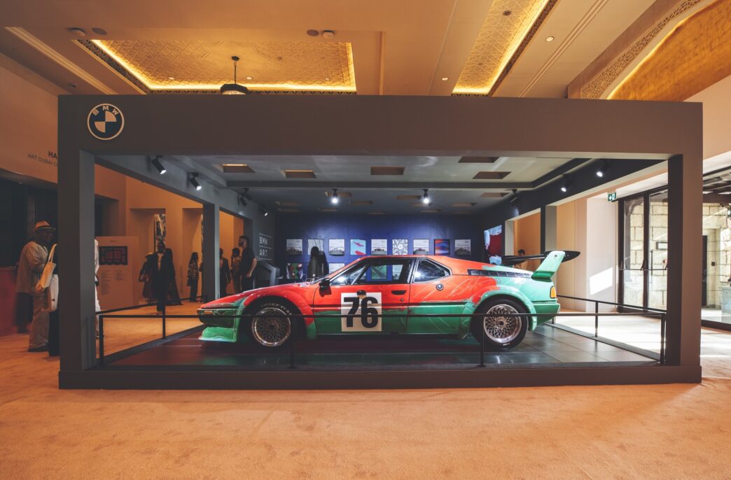 Gira mundial de BMW Art Car: el BMW M1 Art Car de Andy Warhol hace su debut en Oriente Medio durante Art Dubai 2025.