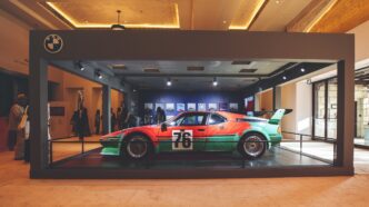 Gira mundial de BMW Art Car: el BMW M1 Art Car de Andy Warhol hace su debut en Oriente Medio durante Art Dubai 2025.