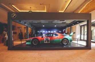 Gira mundial de BMW Art Car: el BMW M1 Art Car de Andy Warhol hace su debut en Oriente Medio durante Art Dubai 2025.