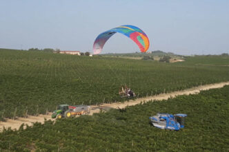 Bodegas Sommos propone en su web un vuelo sobre viñedos. BODEGAS SOMMOS