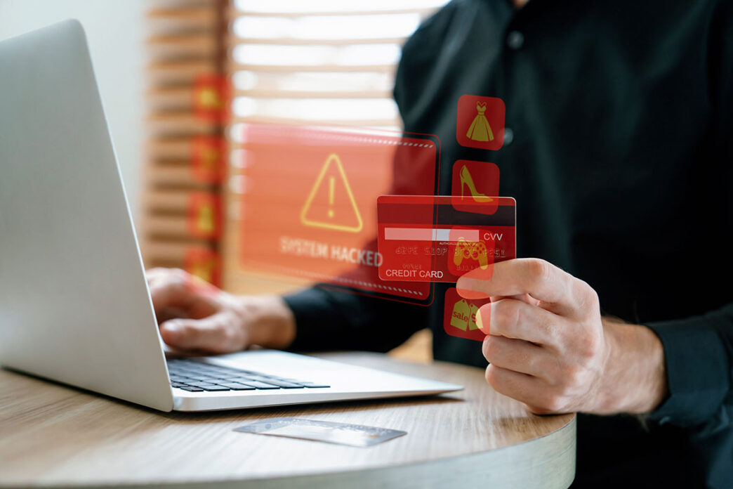 Chico hackeando una tarjeta de crédito desde un ordenador