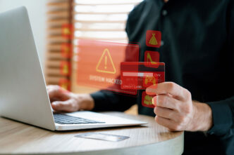 Chico hackeando una tarjeta de crédito desde un ordenador